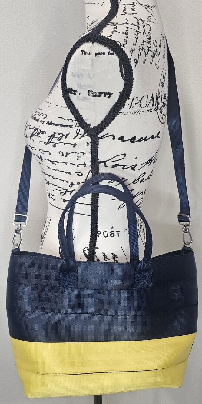 Harveys Seatbelt Bags Disney Snow White Mini Streamline Tote Bag Purse NEW - Picture 2 of 13